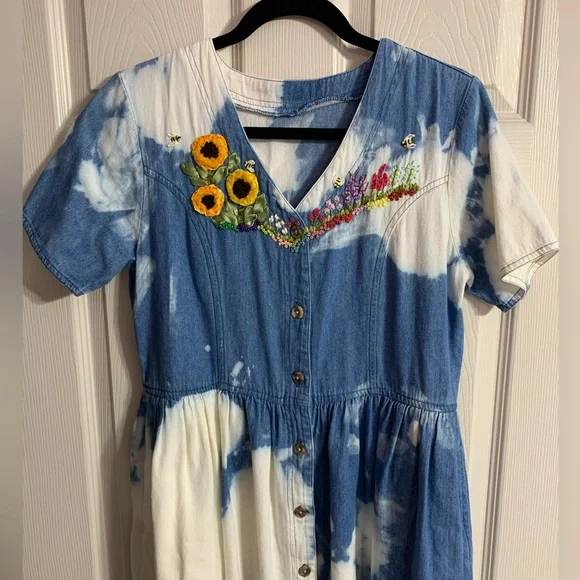 *RARE Vintage 80s Denim Button-Up Dress with Floral Embroidered Designs - M - Picture 2 of 9